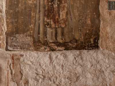 Ai piedi di quest�ultimo � ancora leggibile la firma dell�audace restauratore che ridecor� la chiesa